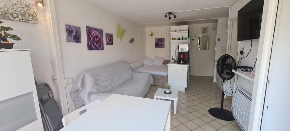 Bed, TV and multimedia, Living room, Seating area, Dining area, minibar