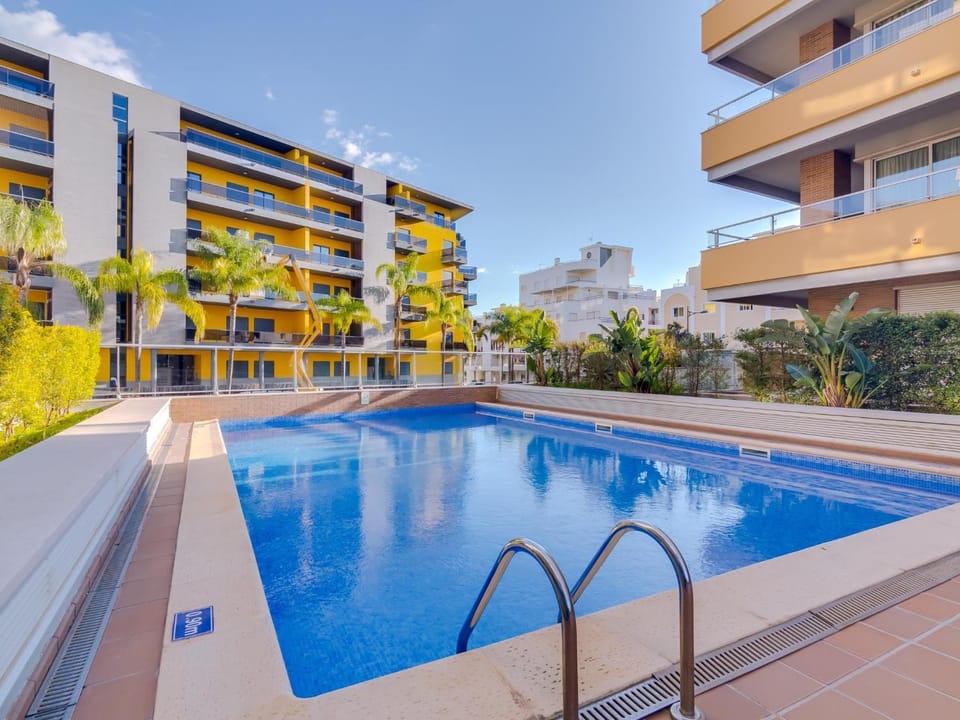 Property building, Day, Pool view, Swimming pool, Swimming pool