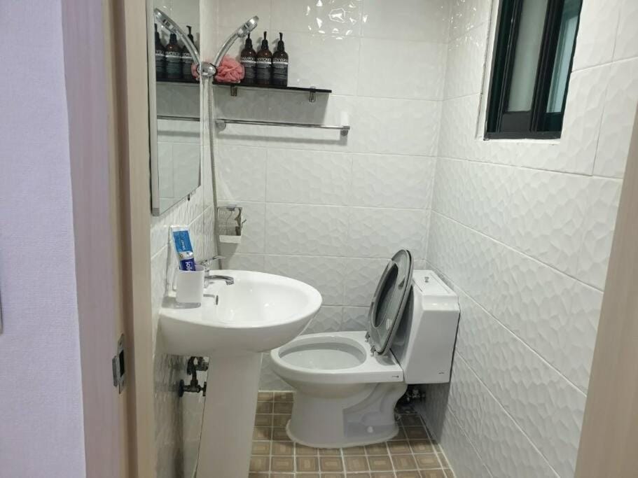Shower, Toilet