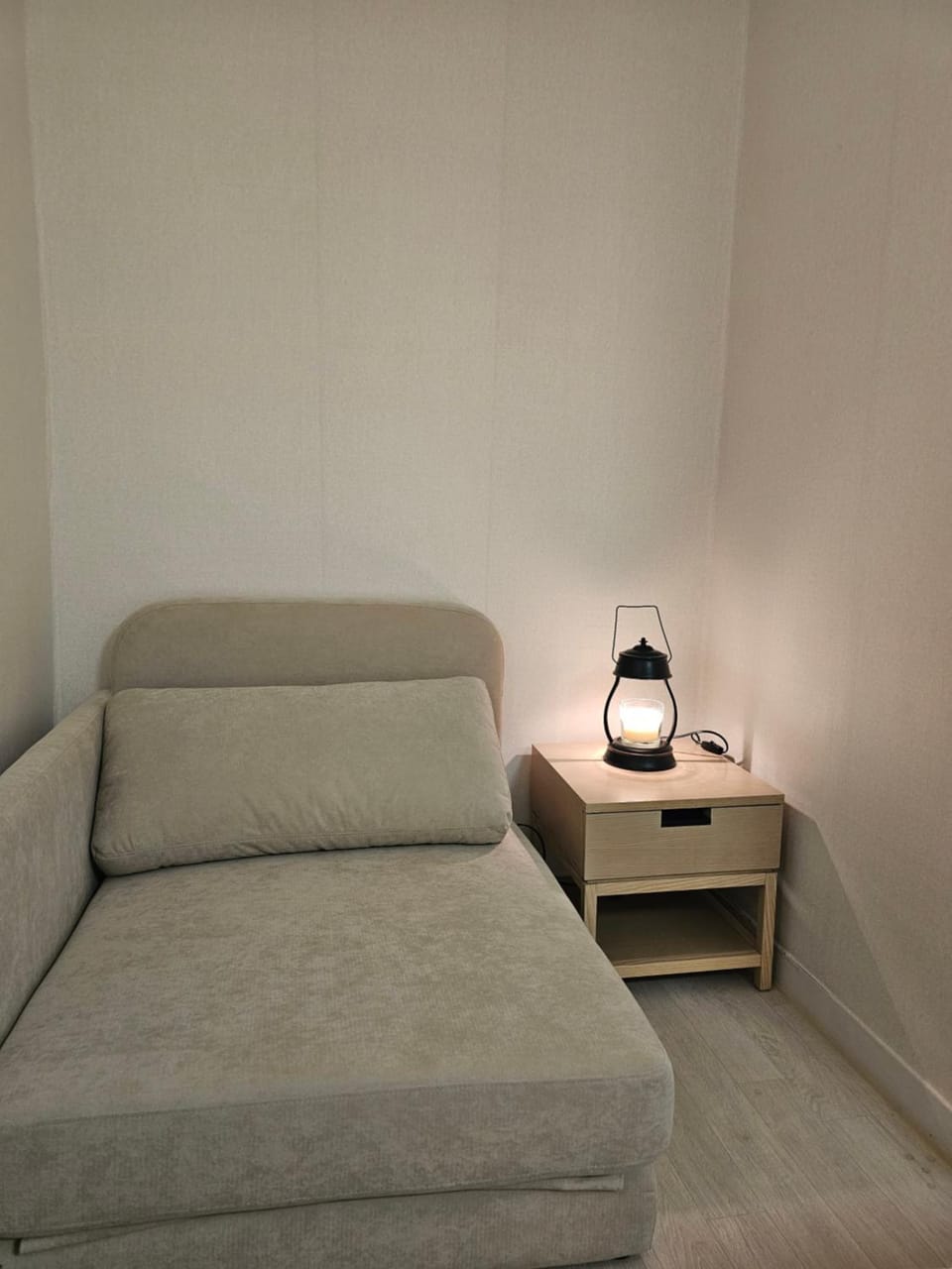 Bed, Seating area