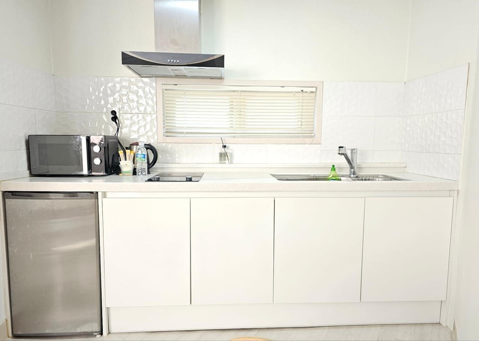 Kitchen or kitchenette, microwave, stove