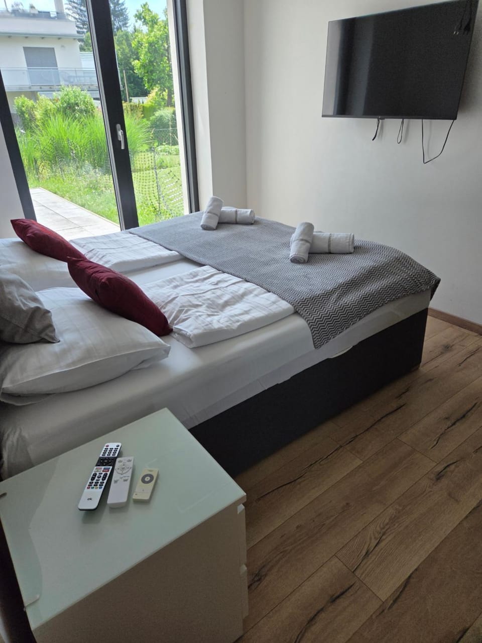 Bed, TV and multimedia, Photo of the whole room, Bedroom, towels