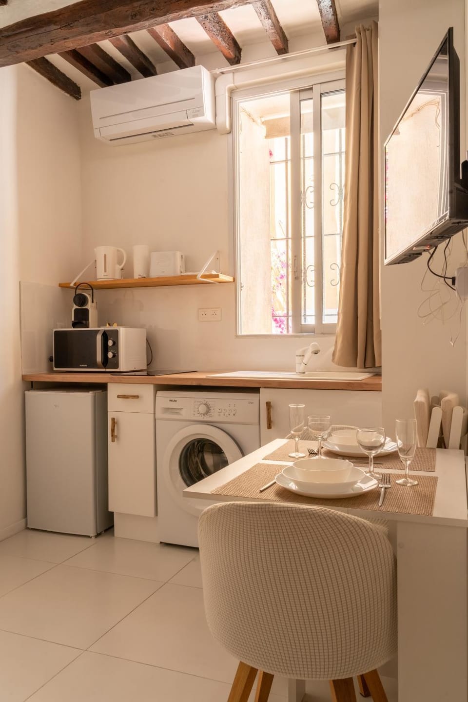 Kitchen or kitchenette, washing machine, air conditioner