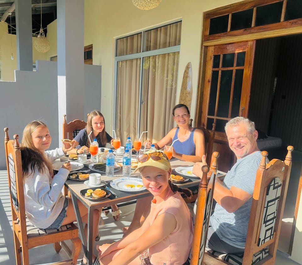 Day, Food and drinks, Dining area, Food, Guests, American breakfast, Drinks