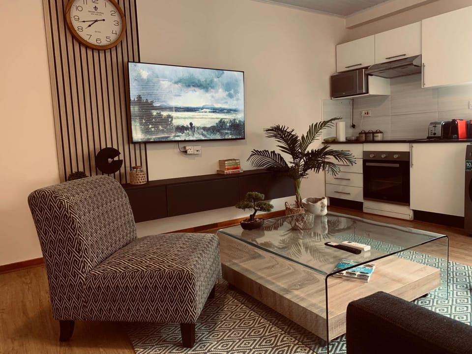 TV and multimedia, Kitchen or kitchenette, Living room, Seating area, Dining area, oven, stove
