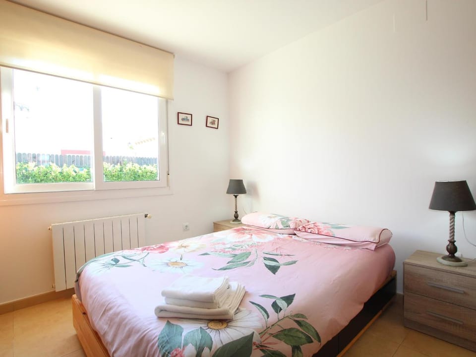 Bed, Photo of the whole room, Bedroom, internet, towels