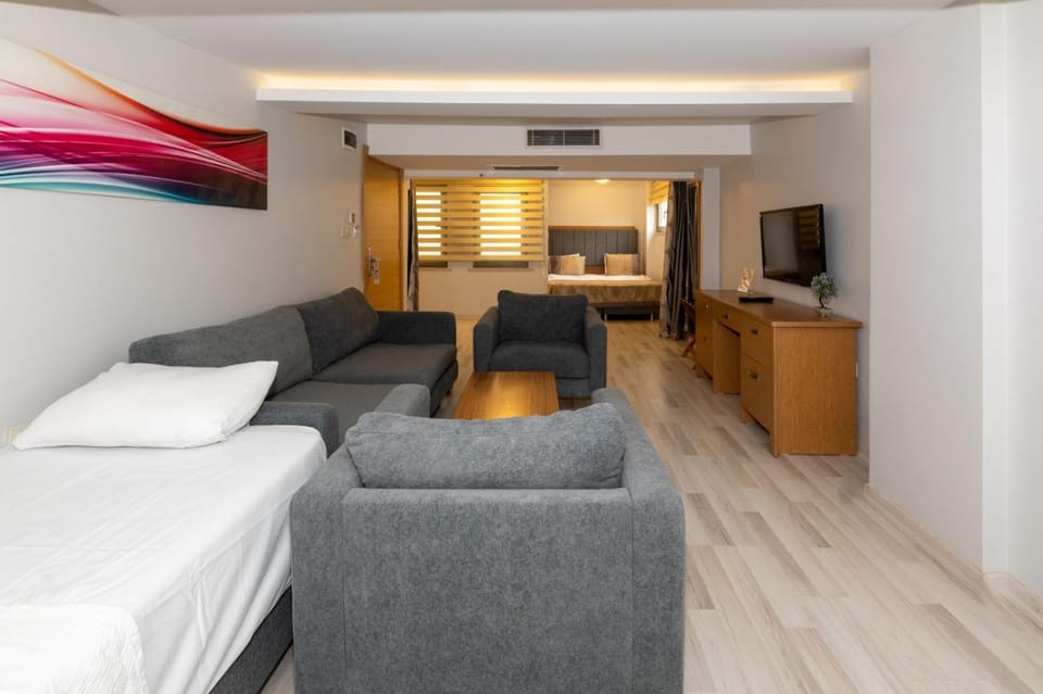Communal lounge/ TV room, TV and multimedia, Living room, Seating area, Bedroom