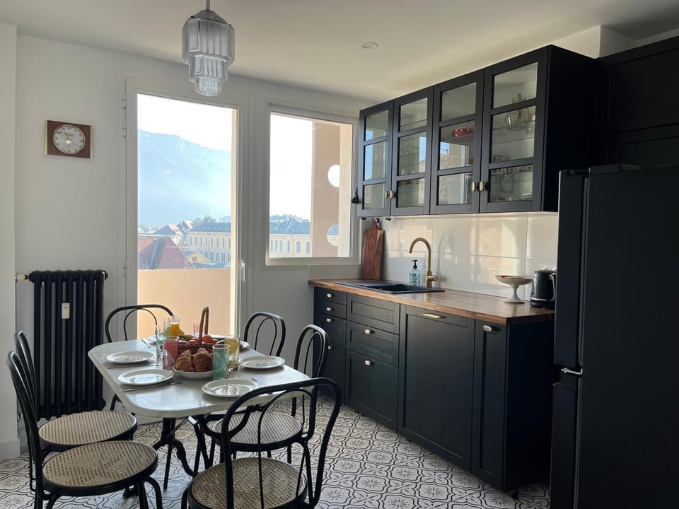 Kitchen or kitchenette, Dining area, Mountain view, dishwasher, minibar, pet friendly, stove