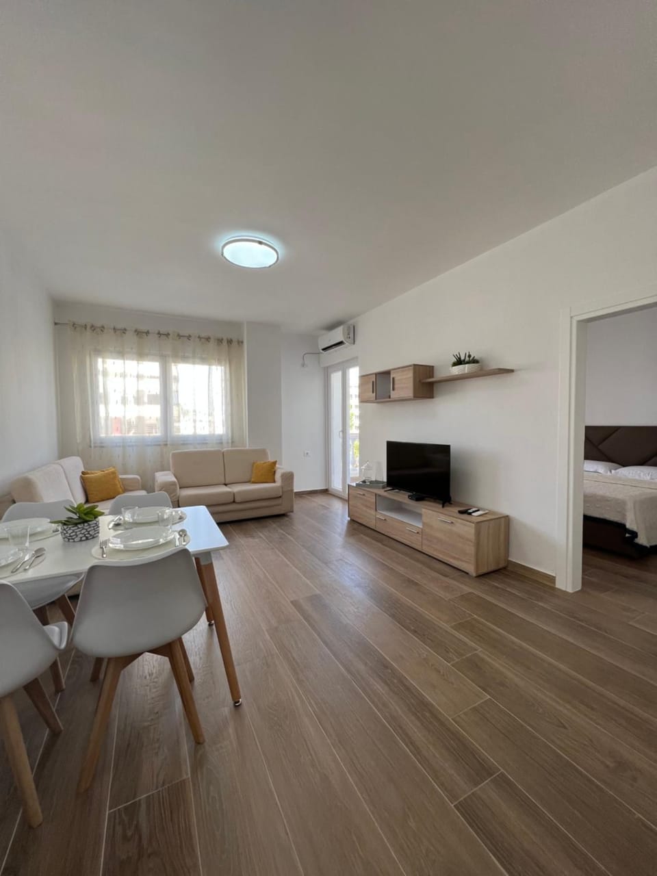 TV and multimedia, Living room, Seating area, Dining area