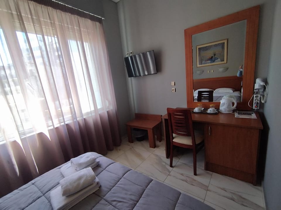 Bed, TV and multimedia, Photo of the whole room, Bedroom