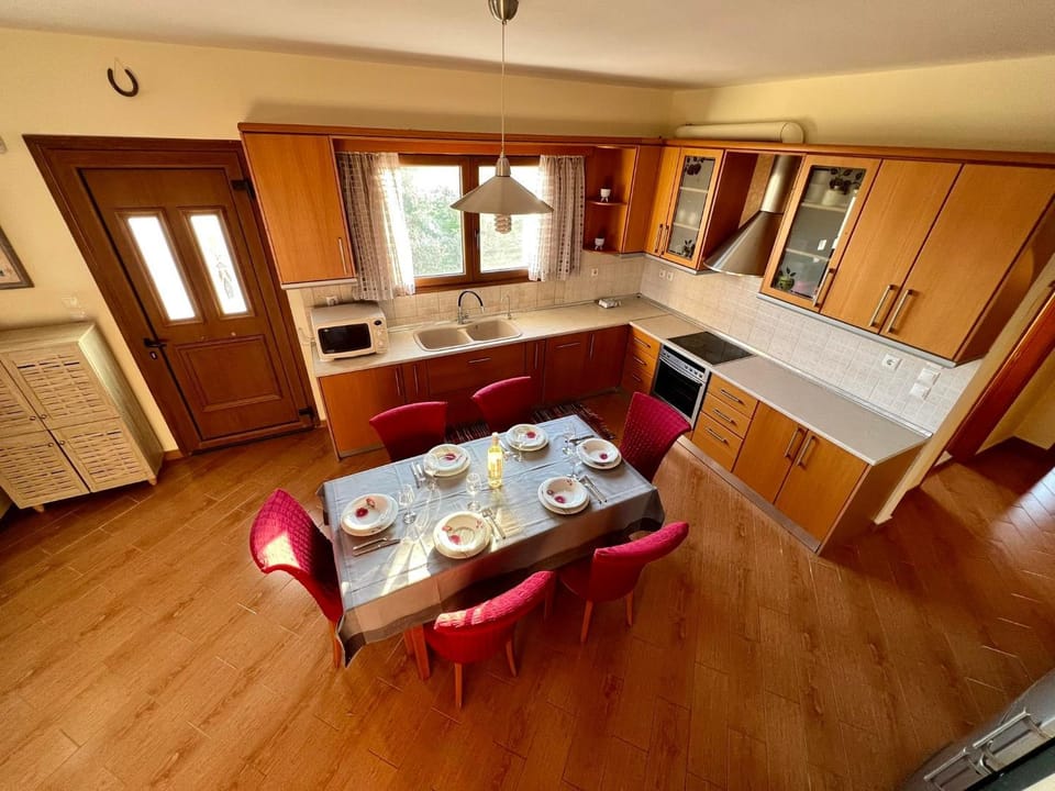 Kitchen or kitchenette, Food and drinks, Dining area