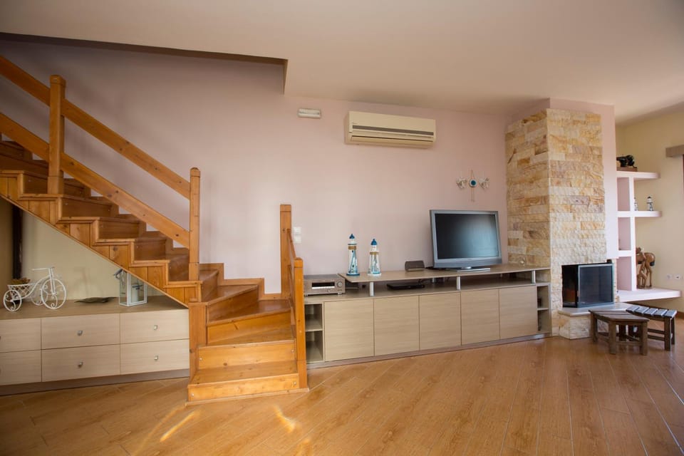 Communal lounge/ TV room, TV and multimedia, Living room, Seating area, Evening entertainment, air conditioner