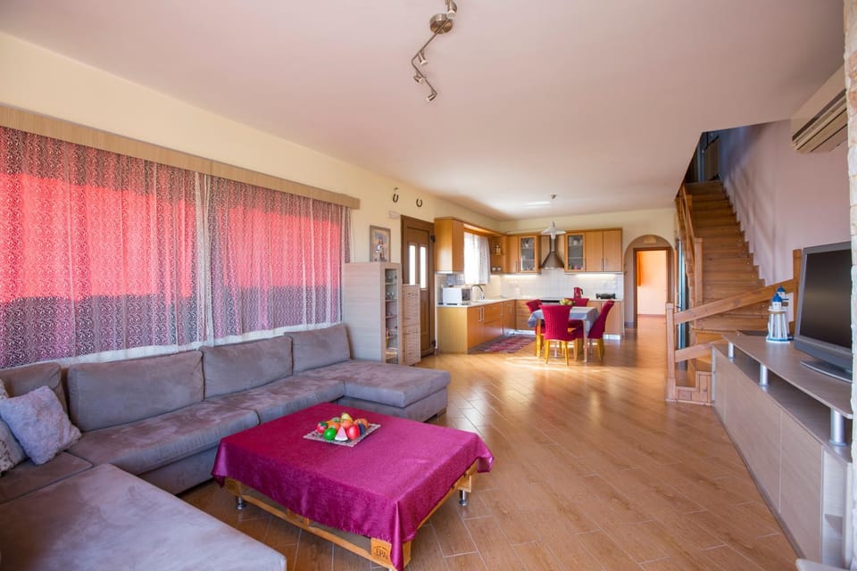 TV and multimedia, Kitchen or kitchenette, Living room, Photo of the whole room, Seating area, Dining area, air conditioner