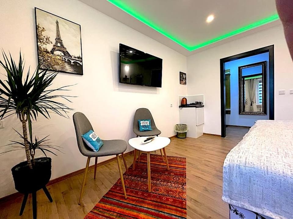 Communal lounge/ TV room, TV and multimedia, Seating area, Evening entertainment