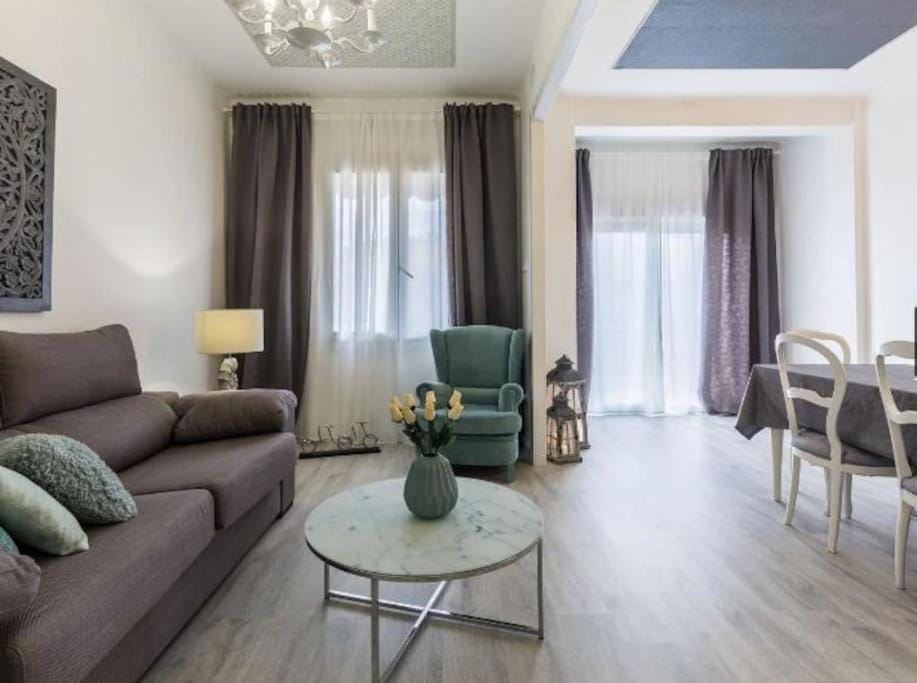 Near FCB STADIUM UP TO 8 One car free parking Apartment in L'Hospitalet de Llobregat