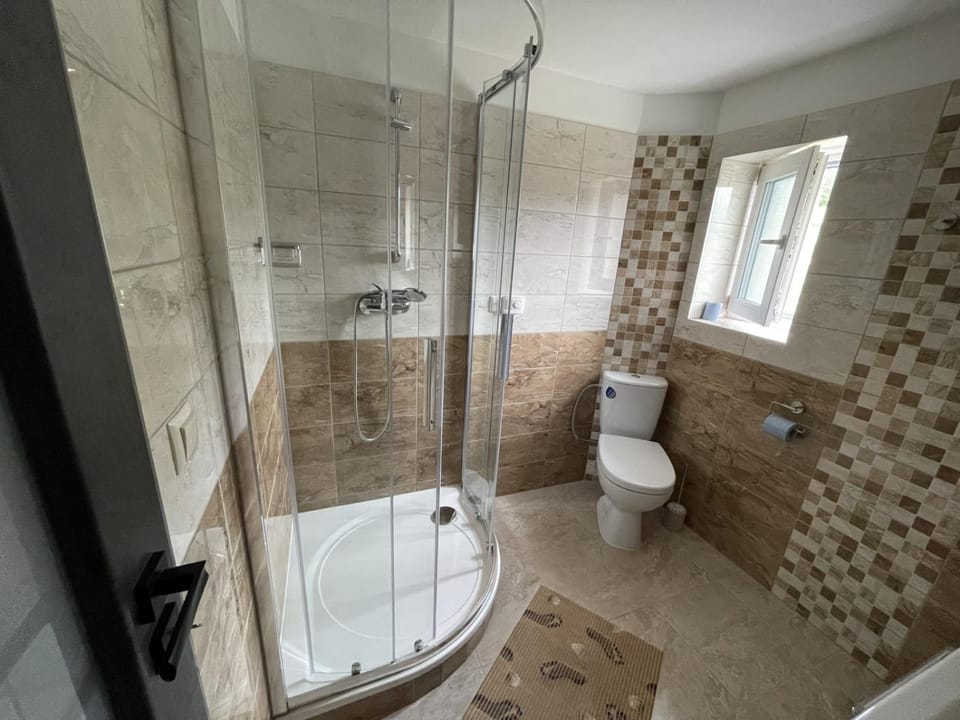 Shower, Toilet, Bathroom, towels