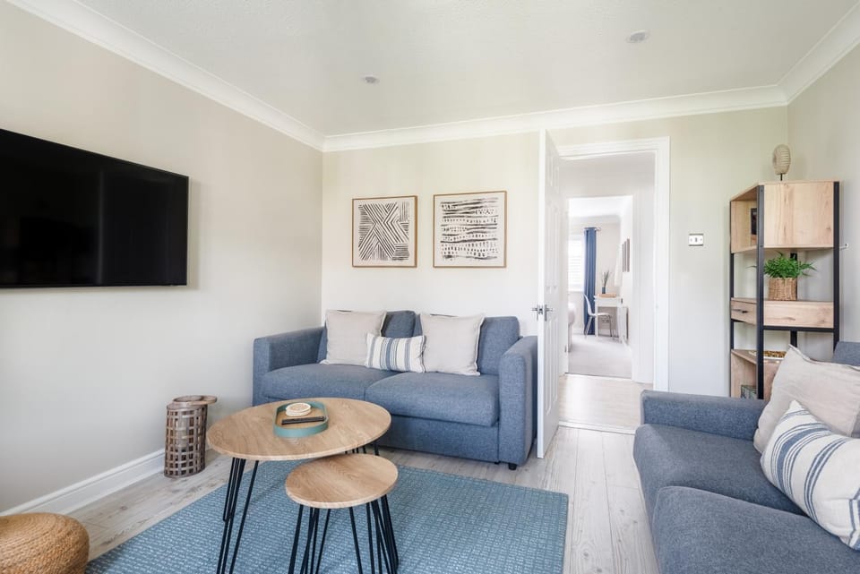 Communal lounge/ TV room, TV and multimedia, Living room, Seating area, Evening entertainment