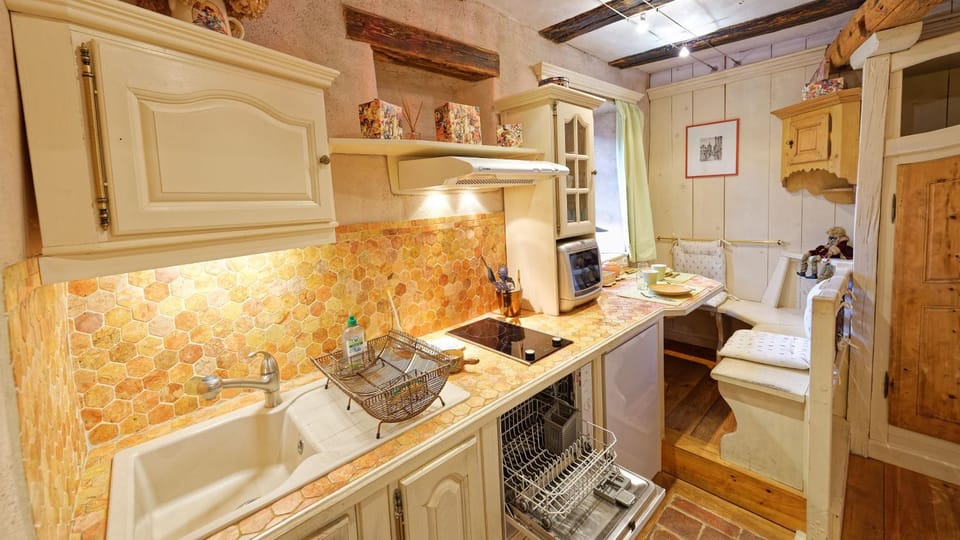 Kitchen or kitchenette, Seating area