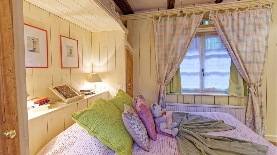 Bed, Photo of the whole room