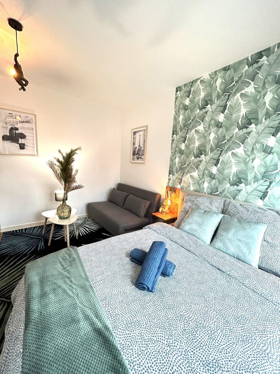 Bed, Living room, Photo of the whole room, Bedroom, towels