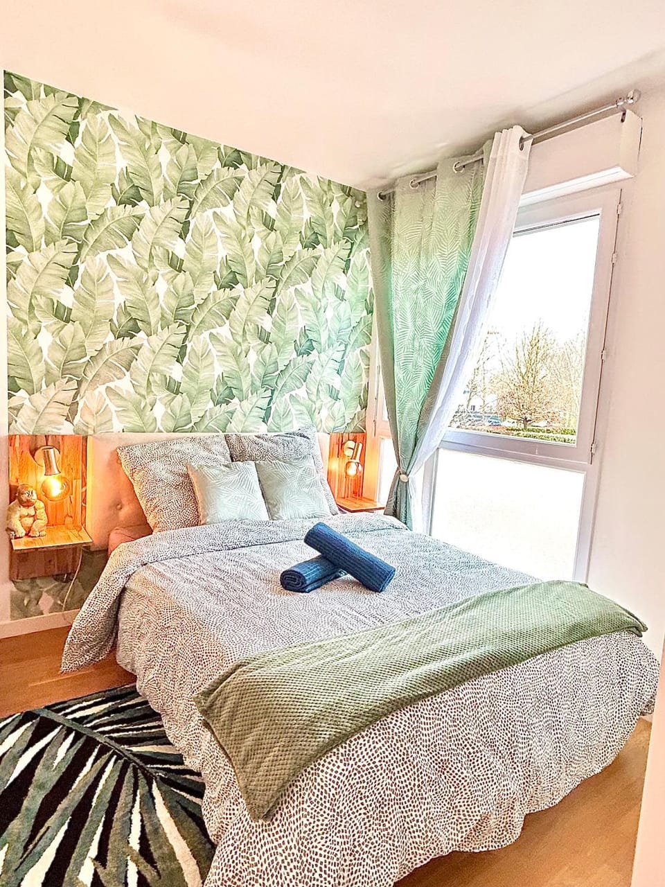 Bed, Photo of the whole room, Bedroom, towels