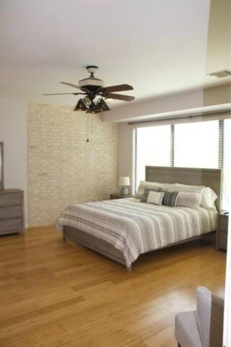 Spacious 3 Bed, 3.5 Bath in Montrose -Gym Included Apartment in Houston
