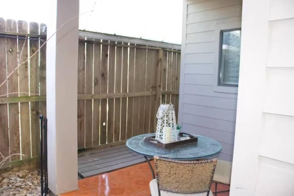 Spacious 3 Bed, 3.5 Bath in Montrose -Gym Included Apartment in Houston