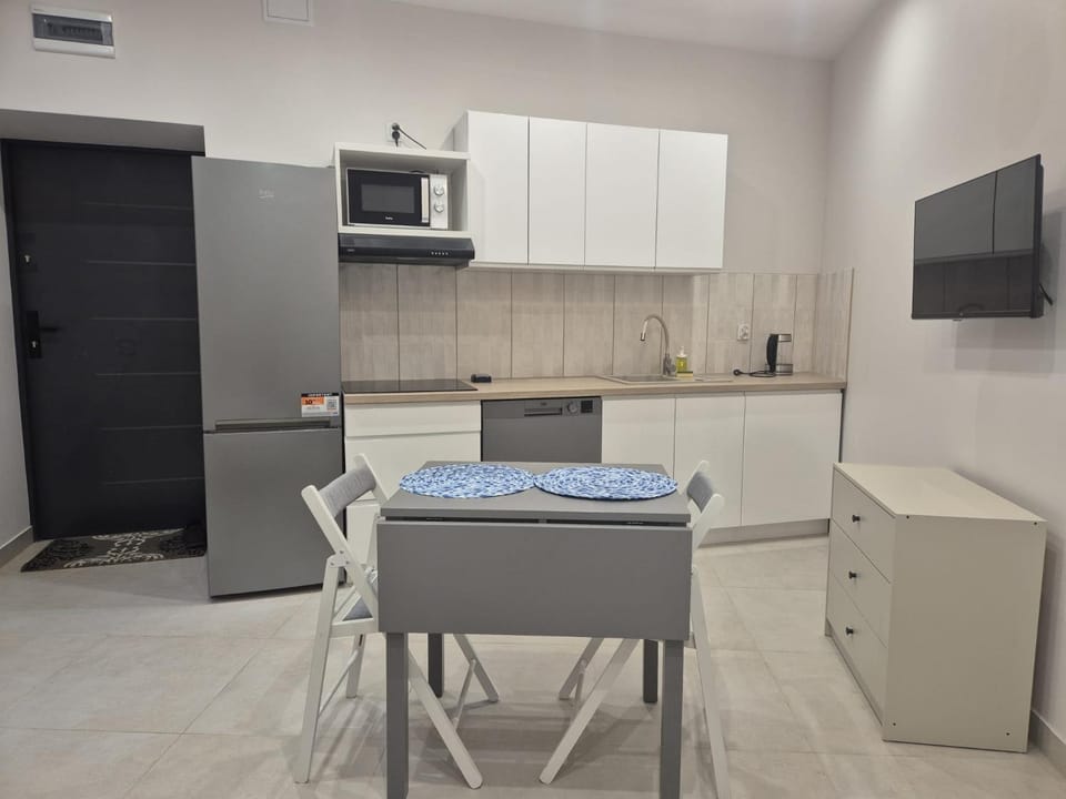 TV and multimedia, Kitchen or kitchenette, Dining area, stove