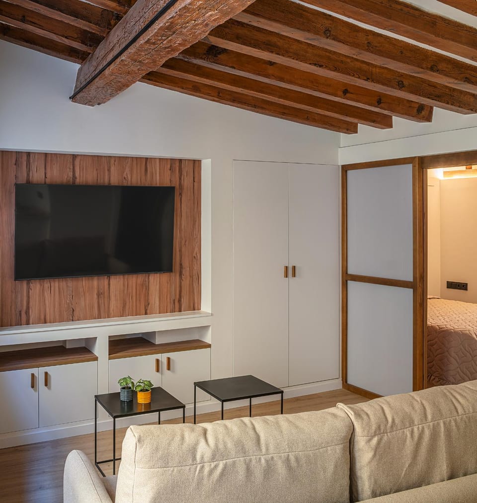 Communal lounge/ TV room, Bed, TV and multimedia, Living room, Photo of the whole room, Seating area
