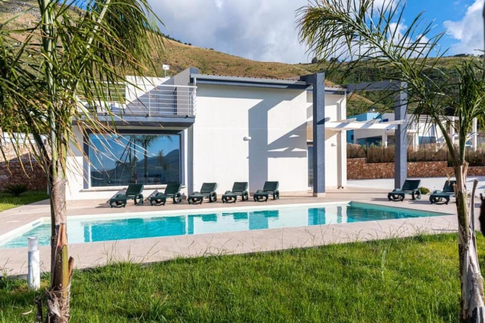 Property building, Day, Natural landscape, Garden, Garden view, Pool view, Swimming pool, Swimming pool, sunbed