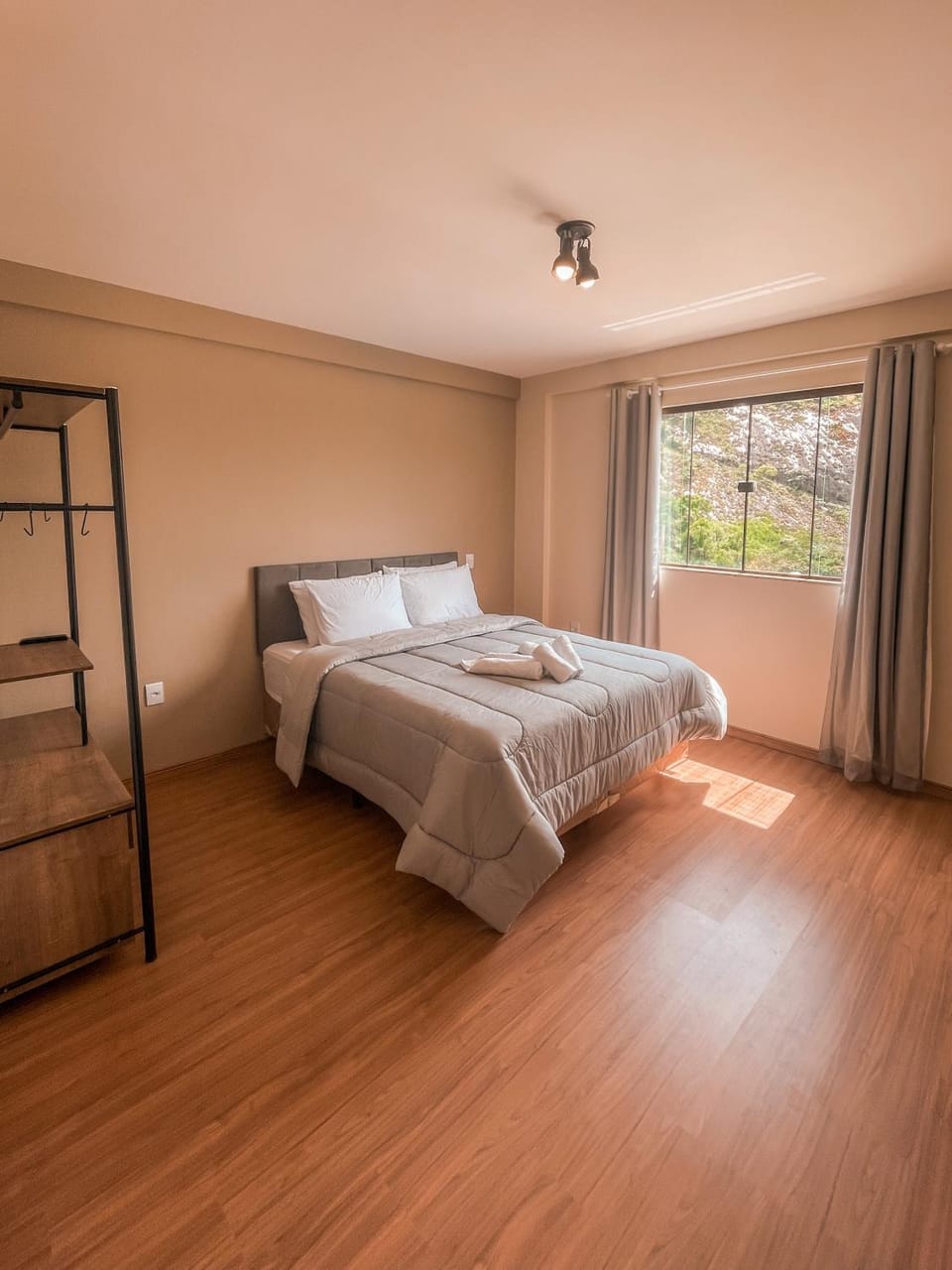 Bed, Photo of the whole room, Bedroom, towels