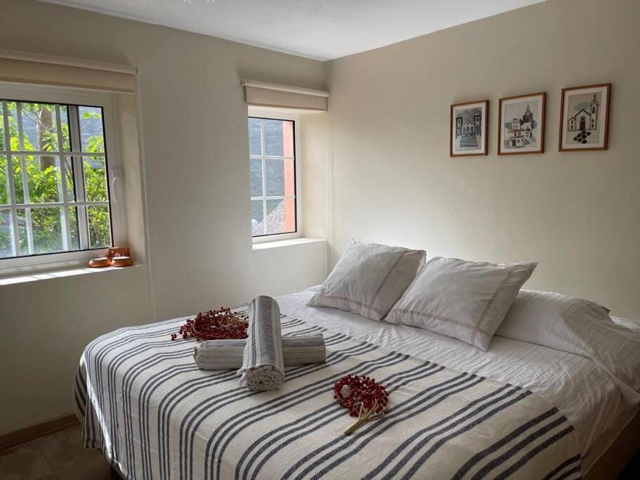 Secluded cottage w pool, oceanside view, 3BR, 3BA Villa in Madeira District