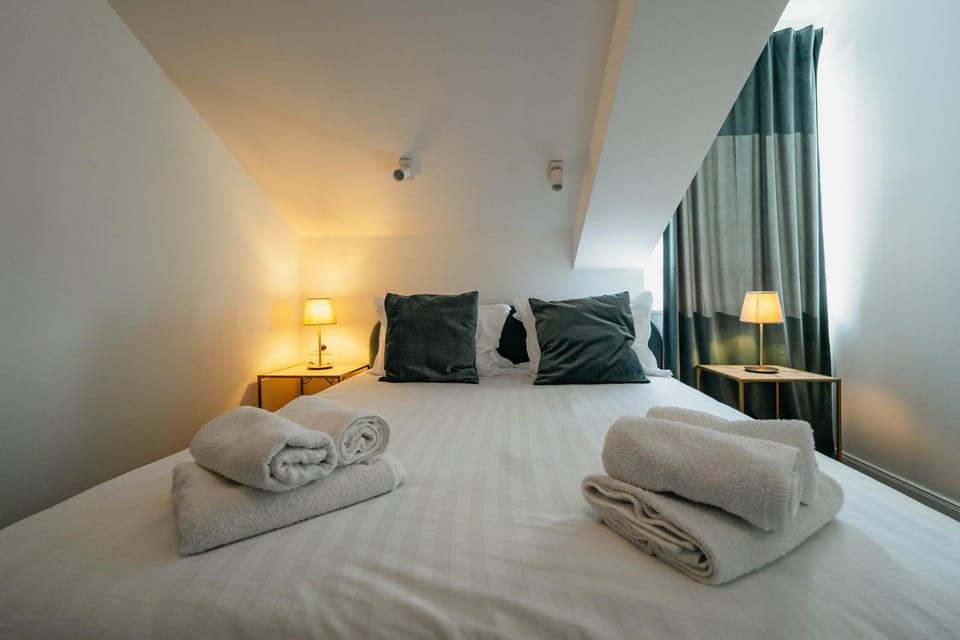 Bed, Photo of the whole room, Bedroom, towels