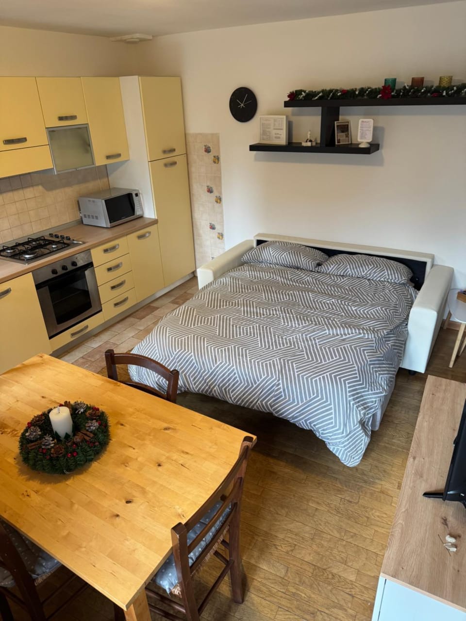 Bed, Kitchen or kitchenette, Dining area, oven, stove