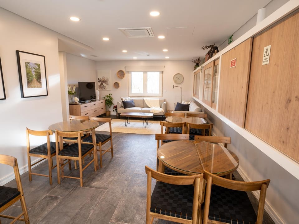 TV and multimedia, Living room, Seating area, Dining area