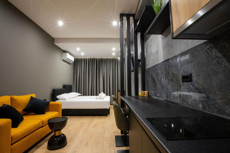 Bed, TV and multimedia, Living room, Photo of the whole room, Seating area, Bedroom
