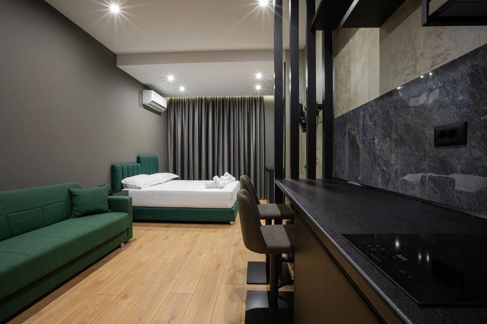 Bed, TV and multimedia, Living room, Photo of the whole room, Seating area, Bedroom