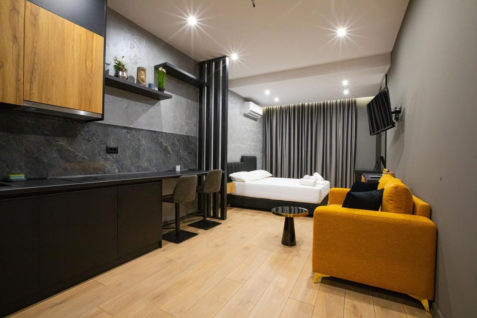 Bed, TV and multimedia, Kitchen or kitchenette, Living room, Photo of the whole room, Seating area, Bedroom