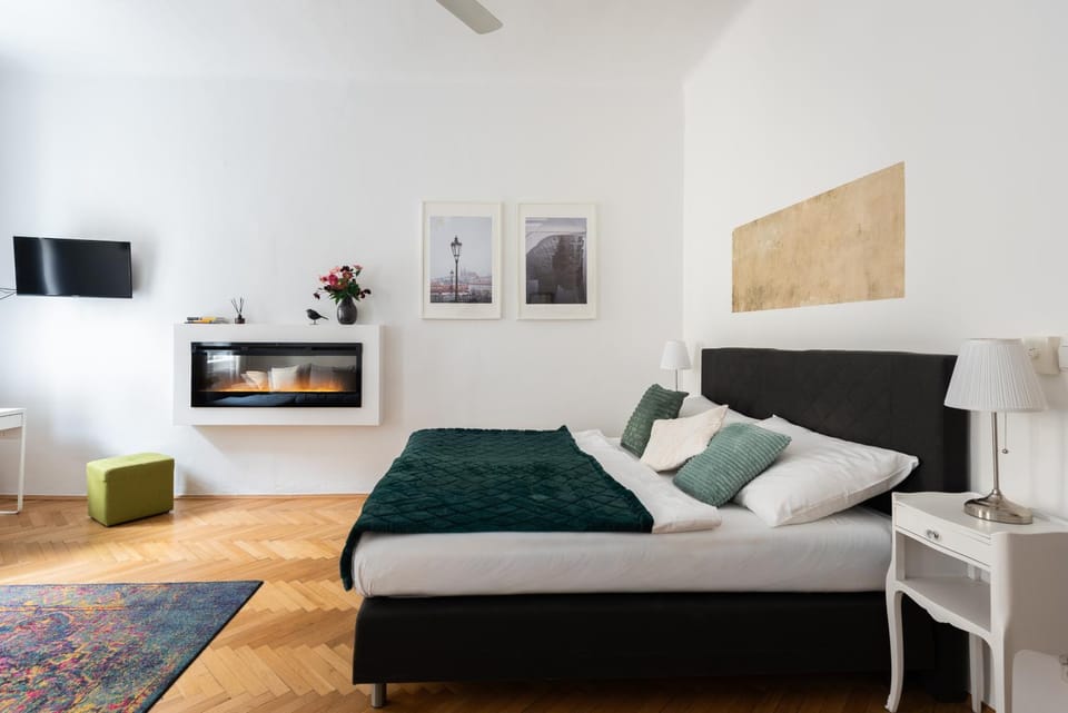 Bed, TV and multimedia, Bedroom