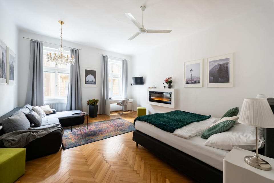 Bed, TV and multimedia, Bedroom, fireplace