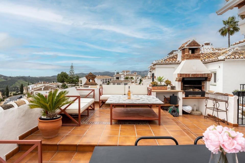 Property building, Patio, Day, Natural landscape, BBQ facilities, View (from property/room), Balcony/Terrace, Balcony/Terrace, Dining area, Mountain view