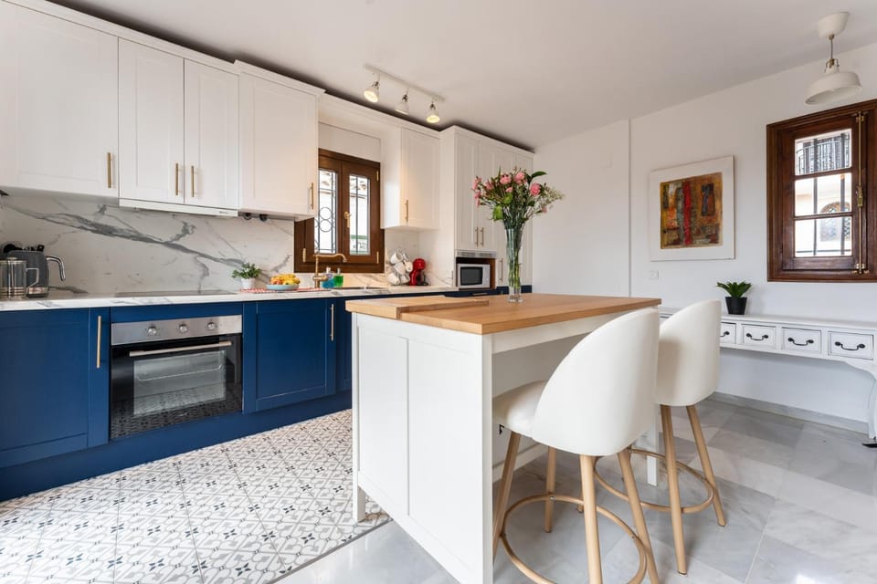 Kitchen or kitchenette, Dining area, dishwasher, microwave, oven, stove