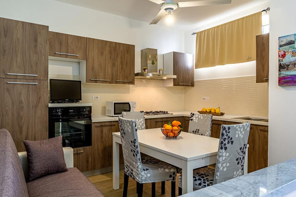 Kitchen or kitchenette, Living room, Seating area, Dining area, minibar, pet friendly, stove