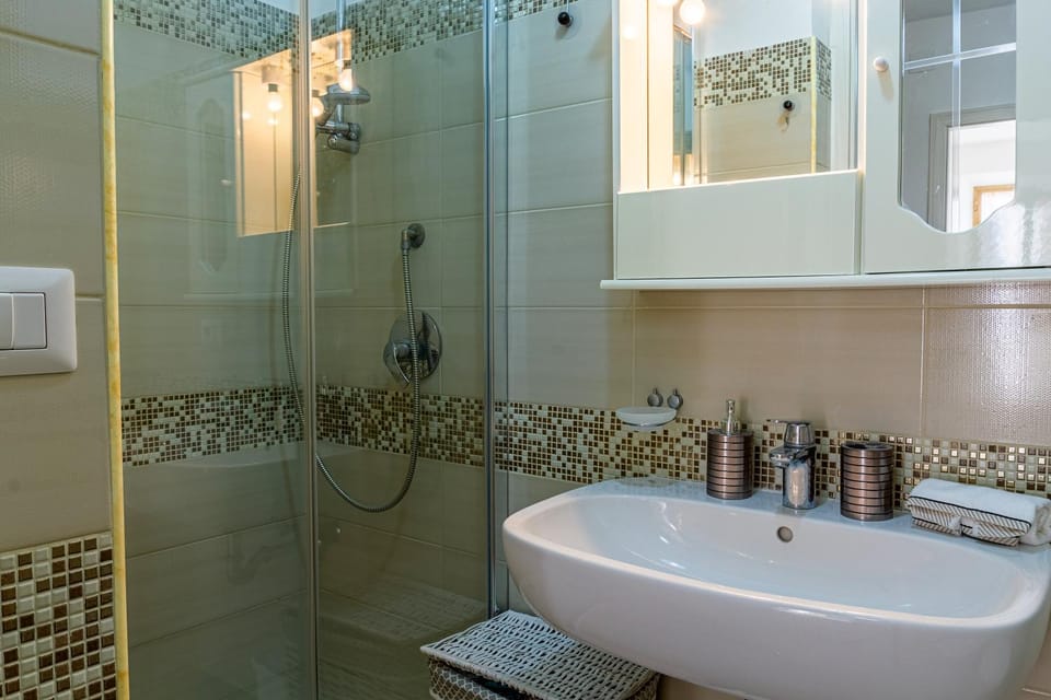 Shower, Bathroom, towels