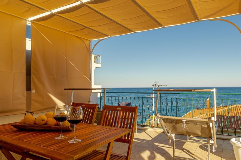 Day, Natural landscape, View (from property/room), Balcony/Terrace, Dining area, Sea view