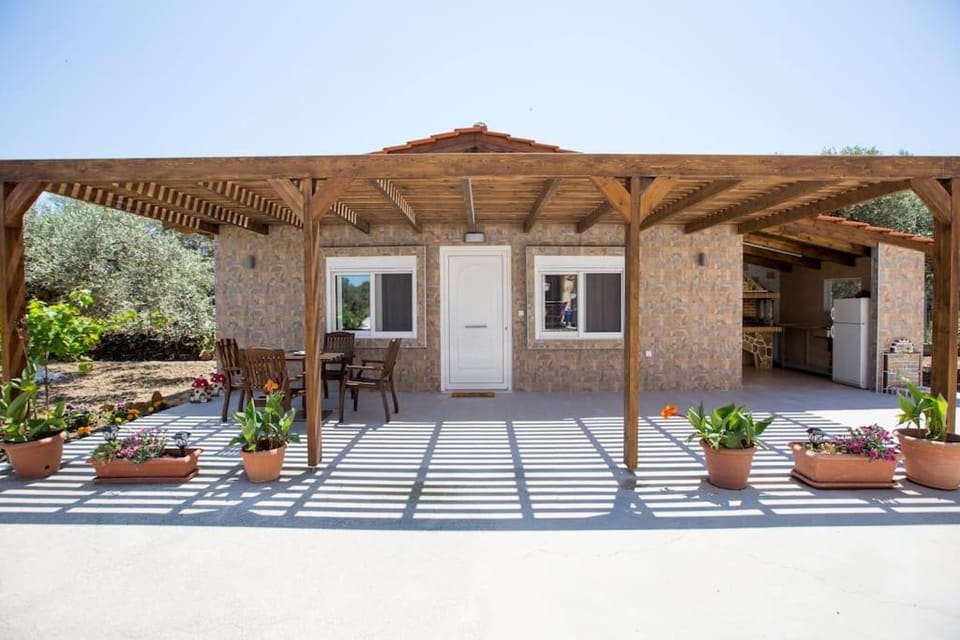 Property building, Patio, Day, Garden, Garden view
