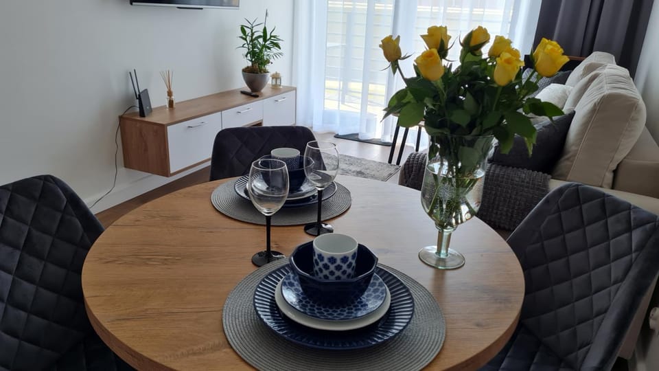 Kitchen or kitchenette, Living room, Seating area, Dining area