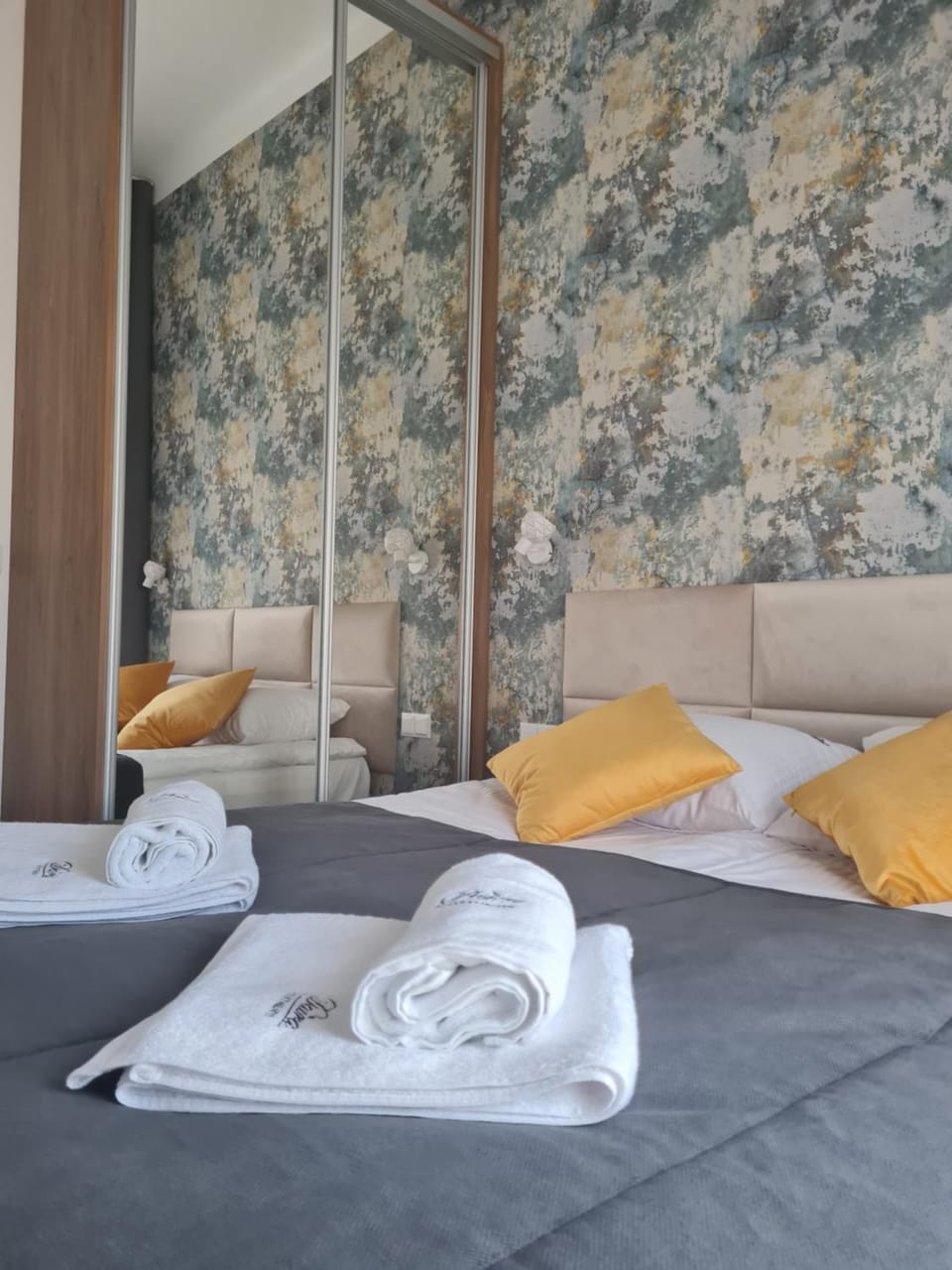 Bed, Photo of the whole room, Bedroom, towels