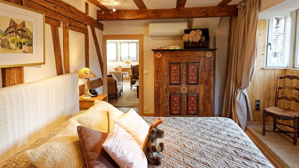 Bed, Photo of the whole room, Bedroom, air conditioner