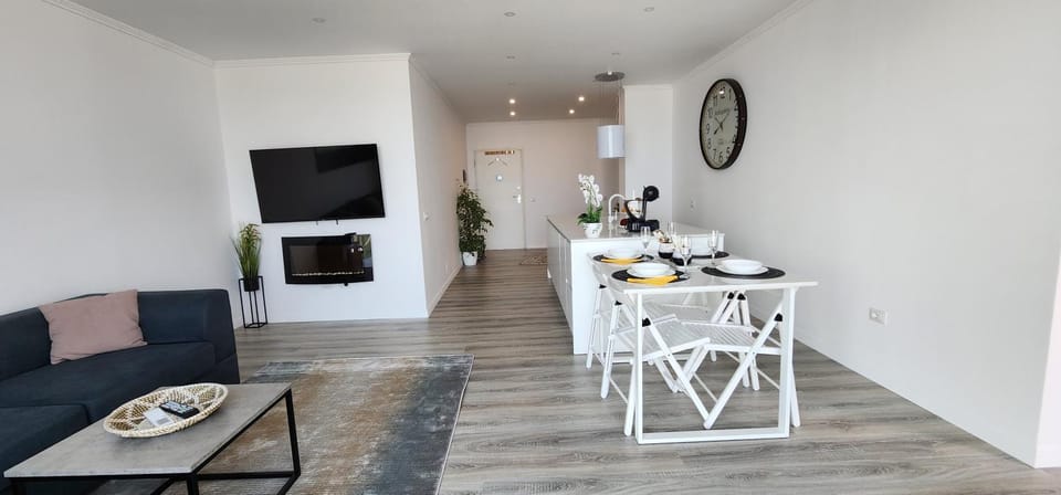 TV and multimedia, Kitchen or kitchenette, Living room, Food and drinks, Seating area, Dining area